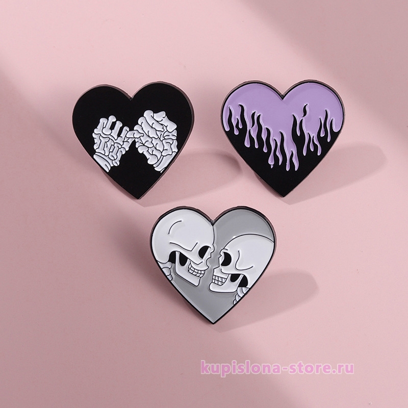 Брошь-значок «Deadly love» Брошь-значок «Deadly love»