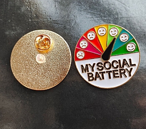 Брошь-значок «My social battery»
